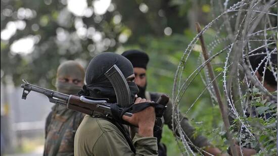 At Least 4 Police officers, 3 terrorists Killed in Kashmir Fighting